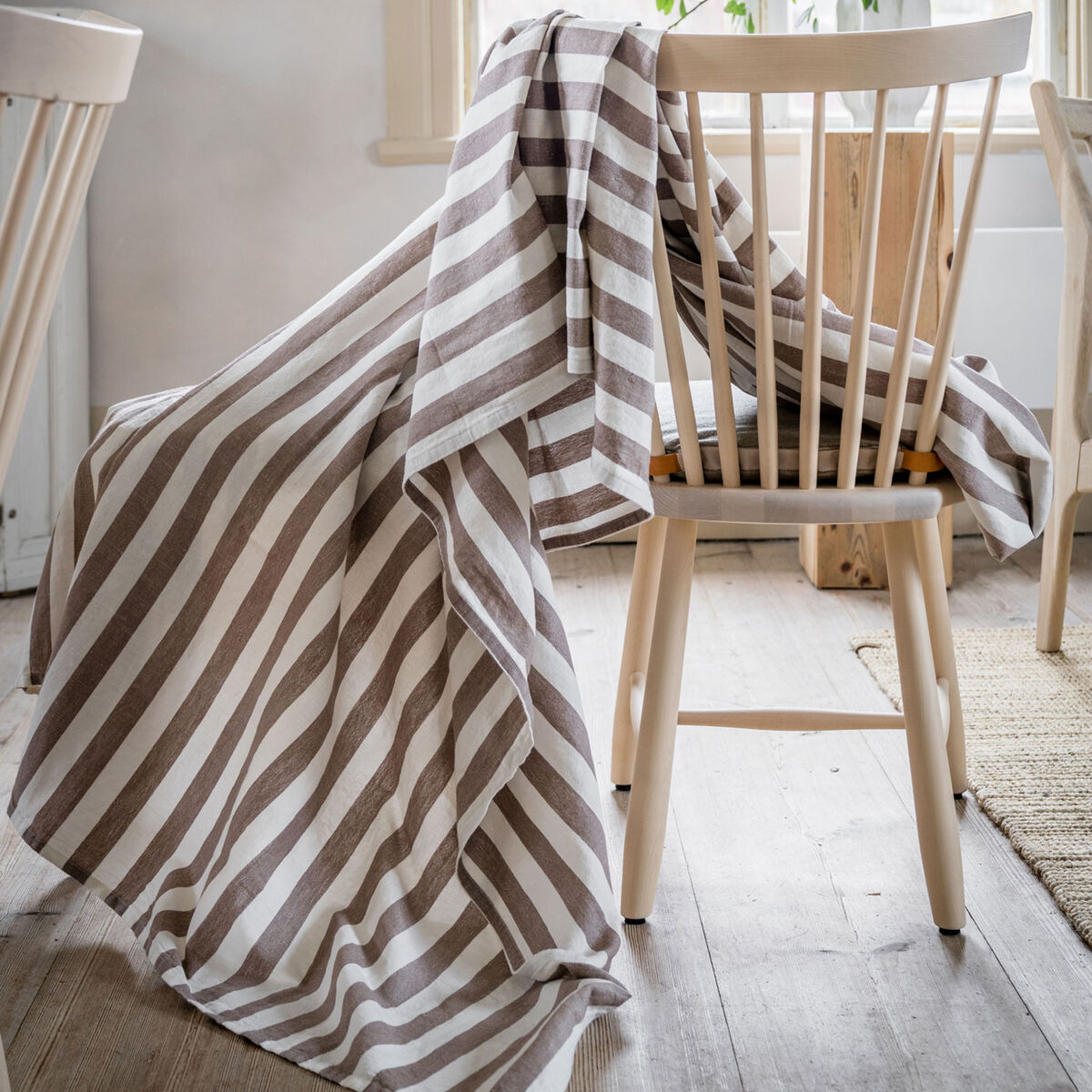 Bred rand bordsduk 145x300 cm, mullvad/vit