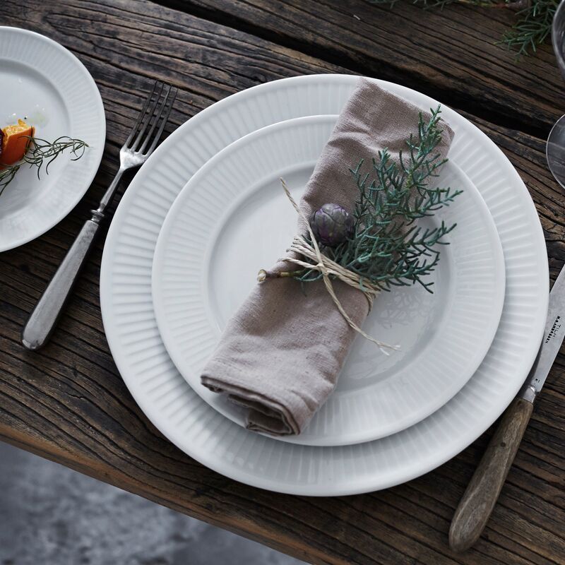 Hvid Plissé tallerken, Ø 17 cm.