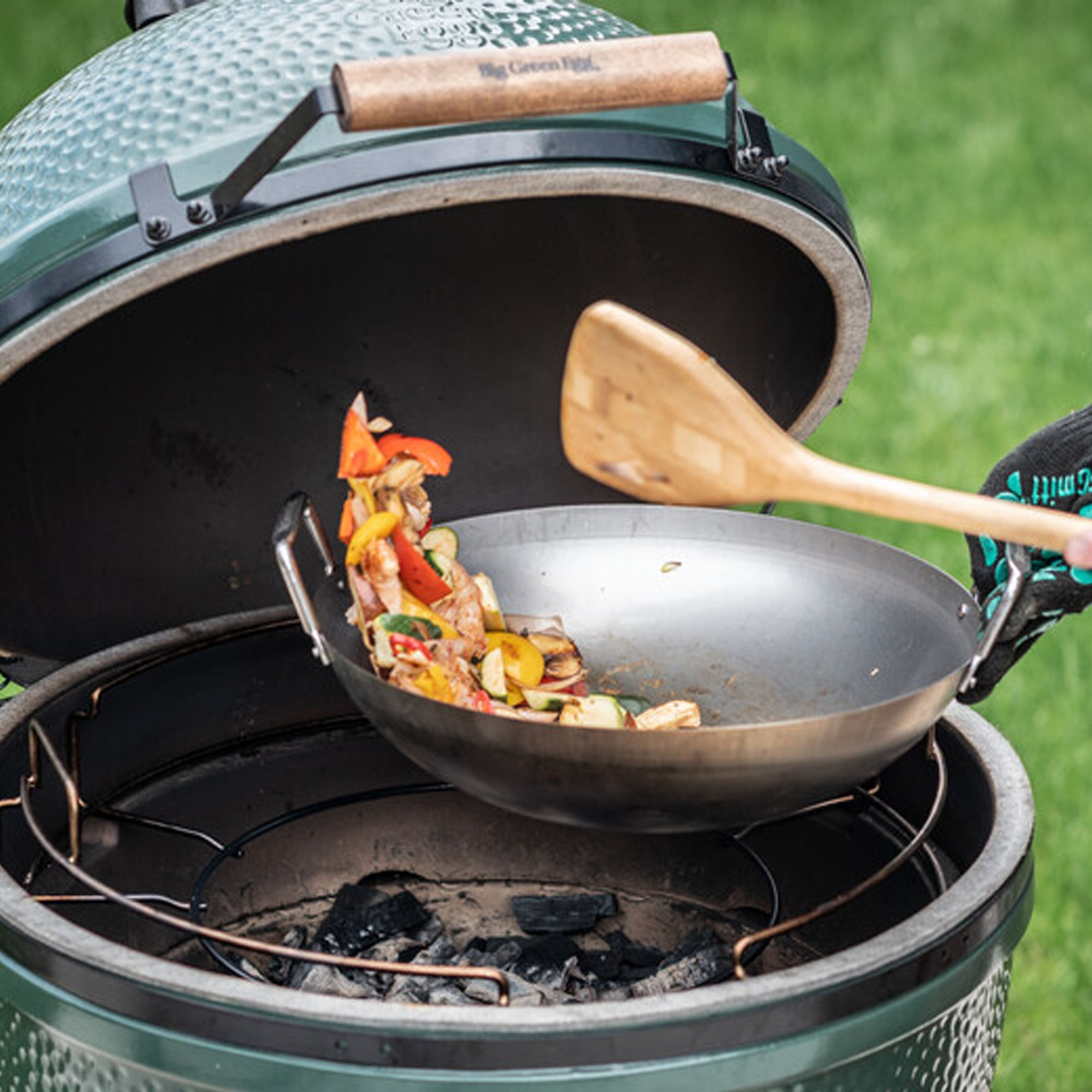 big-green-egg-wokpande-med-palet-i-bambus-120779-44464-2