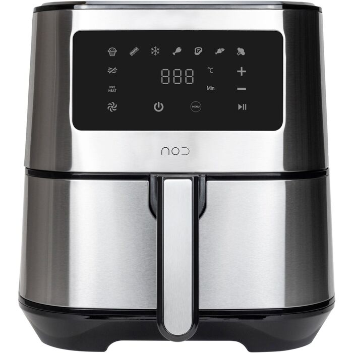 Airfryer i børstet stål med sort betjeningspanel og en skuffe med lodret håndtag, på hvid baggrund