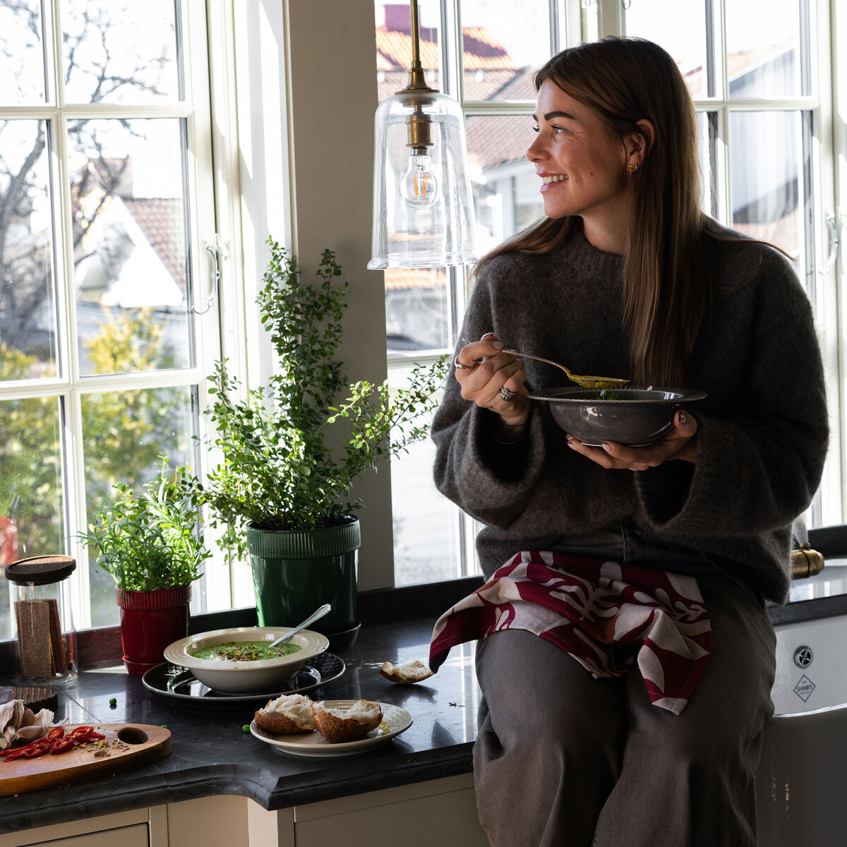 Coffee & More dyp tallerken, grå