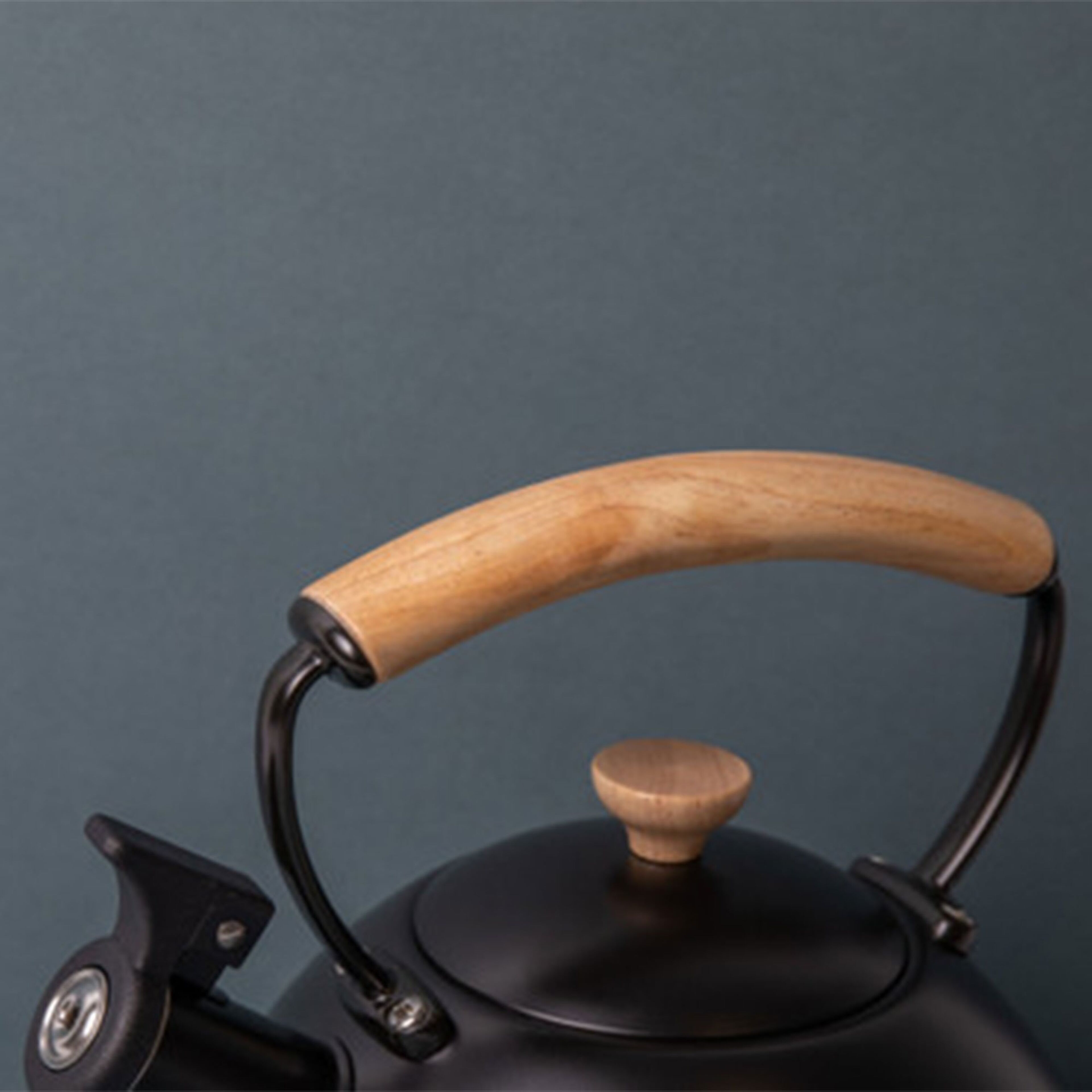 la-cafetiere-floejtekedel-med-traehaandtag-sort-lcwhketblk-66059-5