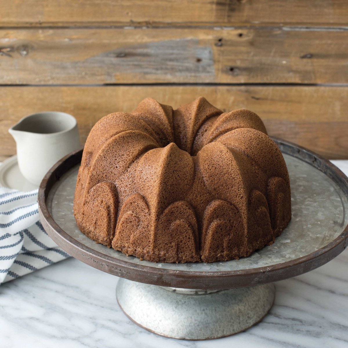 Fleur de Lis bundt-bageform