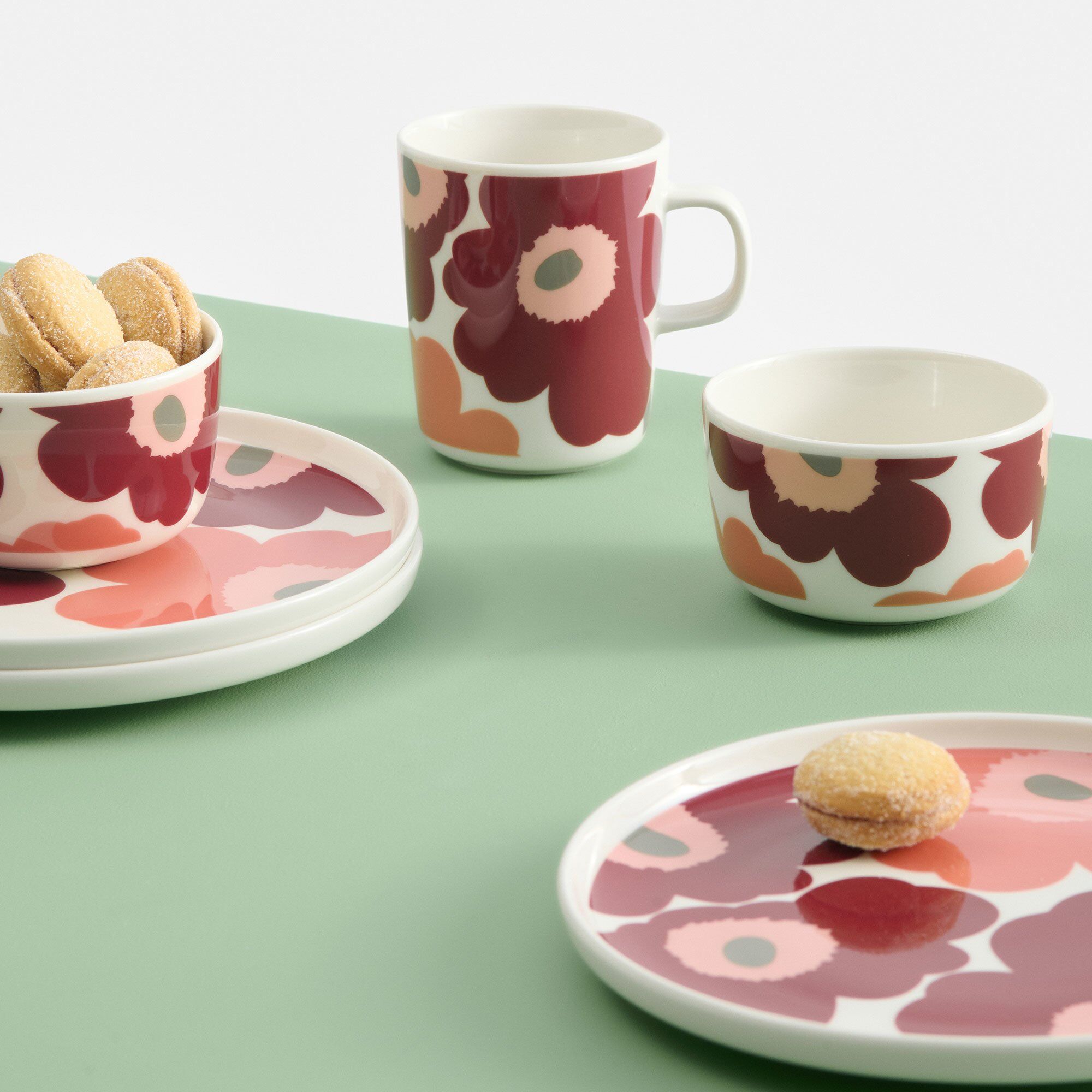 Alternativ bild 1 för Marimekko Unikko mugg 2,5 dl, vit/cherry/röd