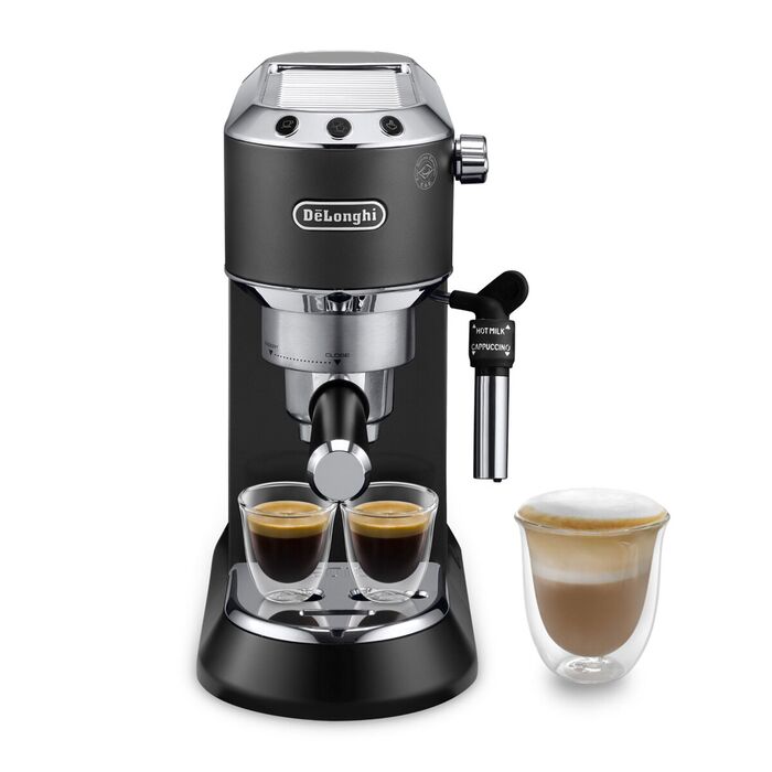 De’Longhi Dedica EC685 espressomaskine i sort med to glas espresso og et glas cappuccino