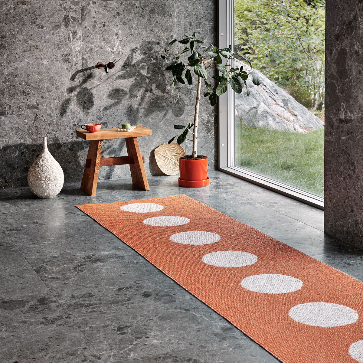 Pappelina Vera Pop matta 70 × 360 cm, orange/pink