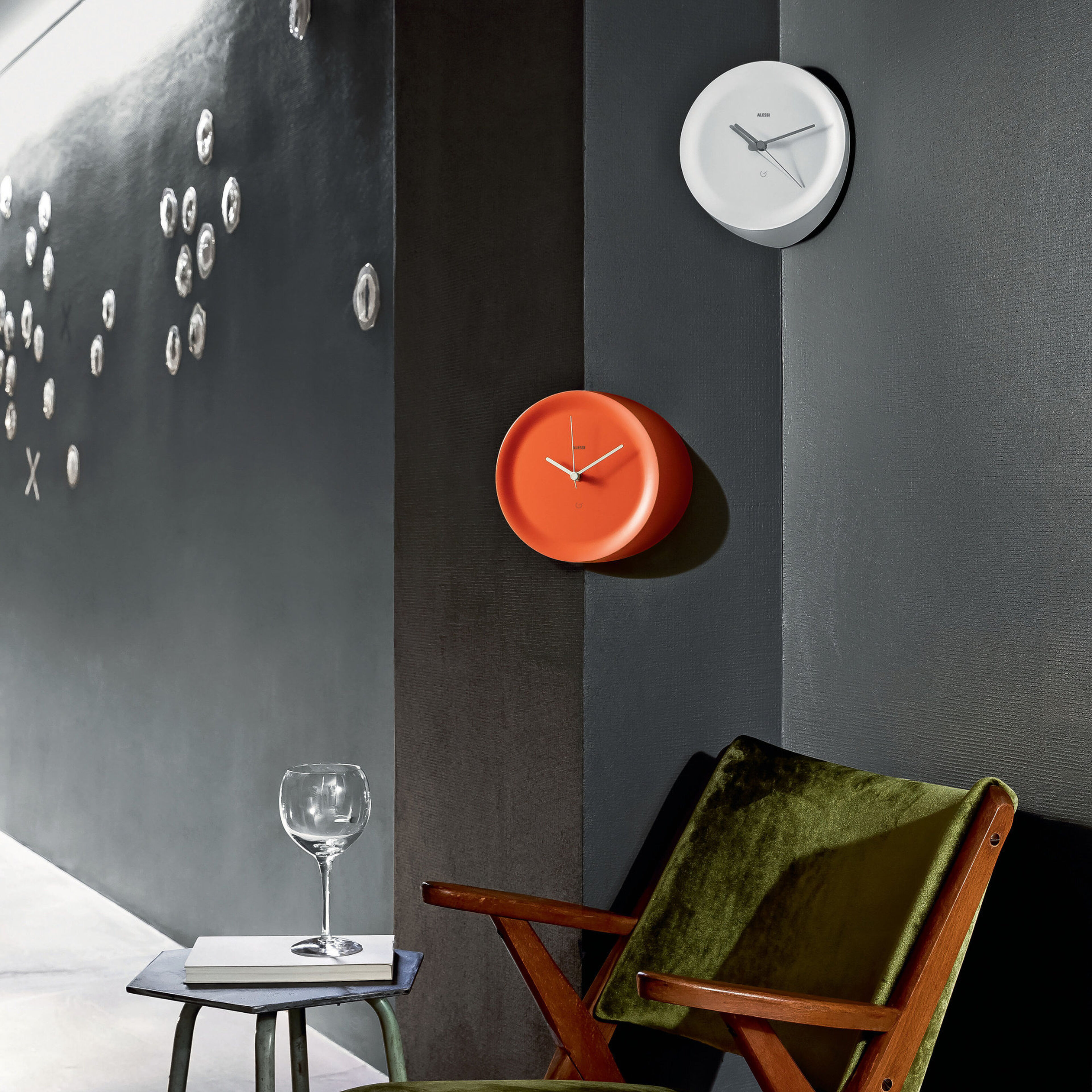 alessi-ora-out-hoernvaeggklocka-inaat-vit-gia21w-26657-3