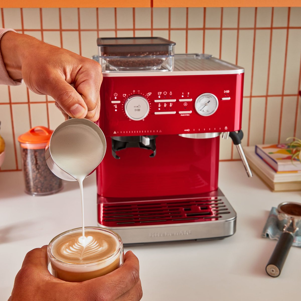 Espressomaskine med kaffekværn, candy apple