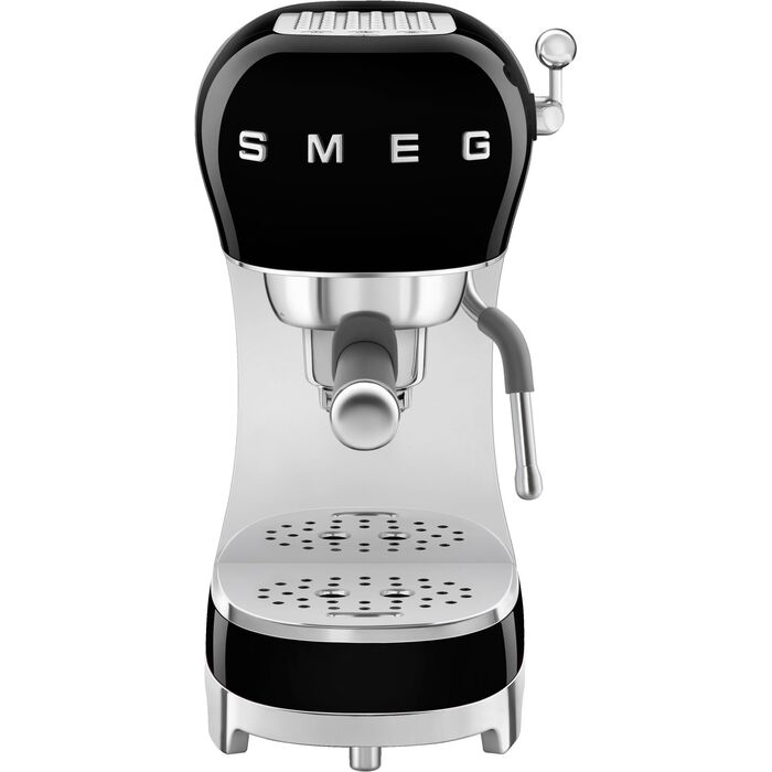 Sort Smeg ECF02 espressomaskine med håndtag og dampdyse