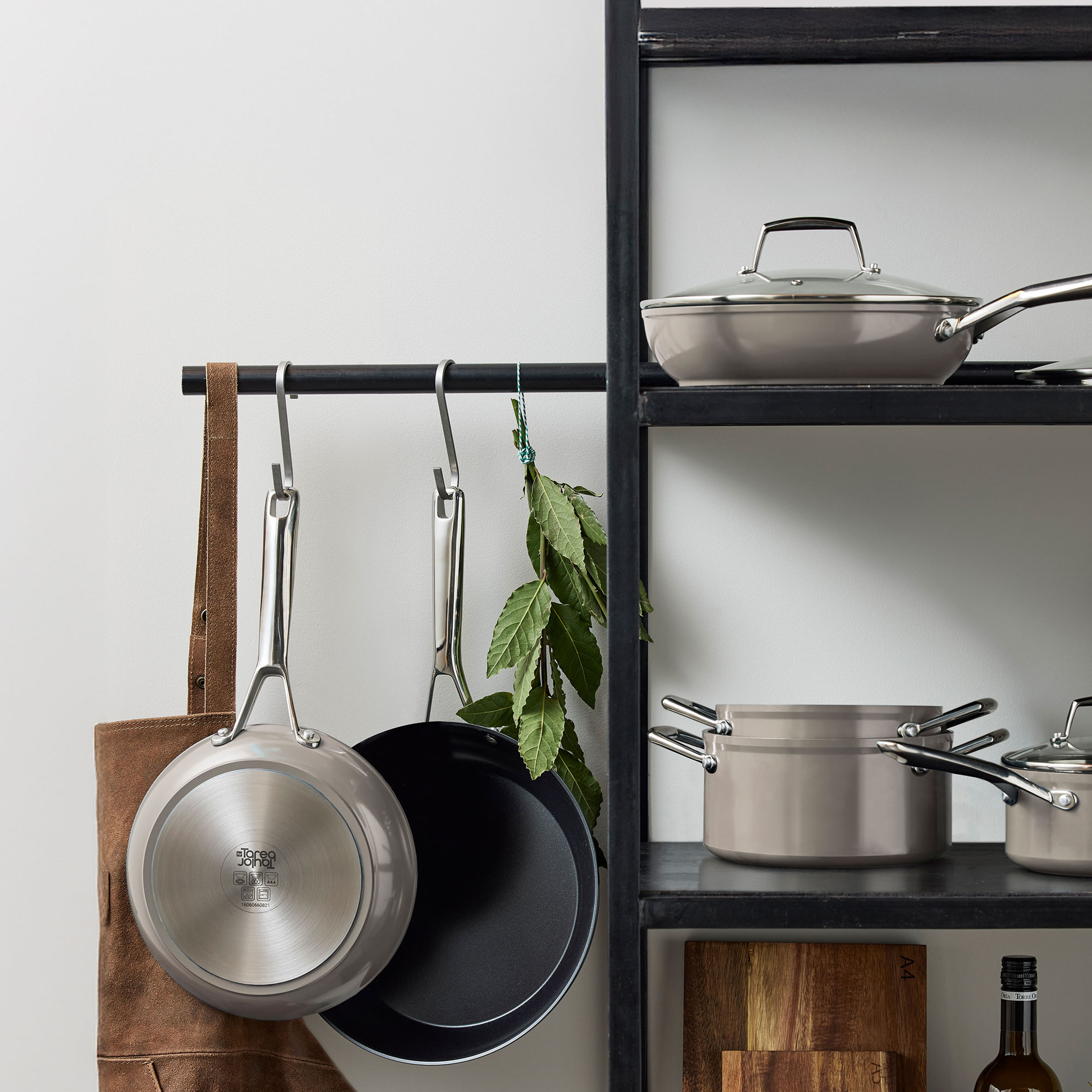 By Tareq Taylor Vivian Beige stegepande, 28 cm