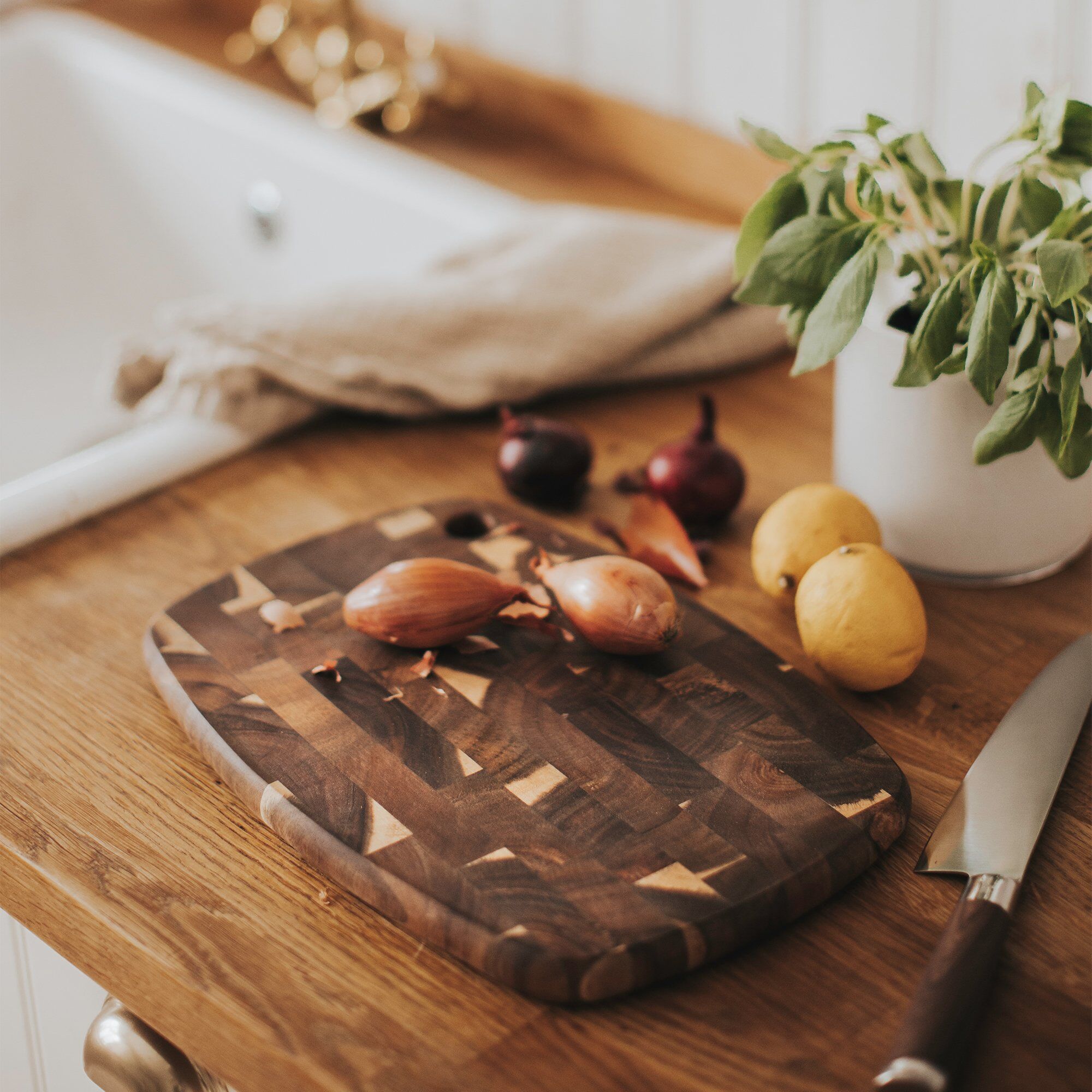 Alternativ bild 1 för Dorre Sina oval skärbräda 32x22 cm, akaciaträ