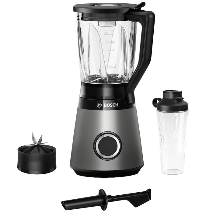 Blender med klar glaskande på mørkegrå motorfod, med to-go-flaske, løs knivenhed og støder ved siden af, på hvid baggrund