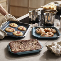 Joseph Joseph Nest Bake uunipelti small, sininen