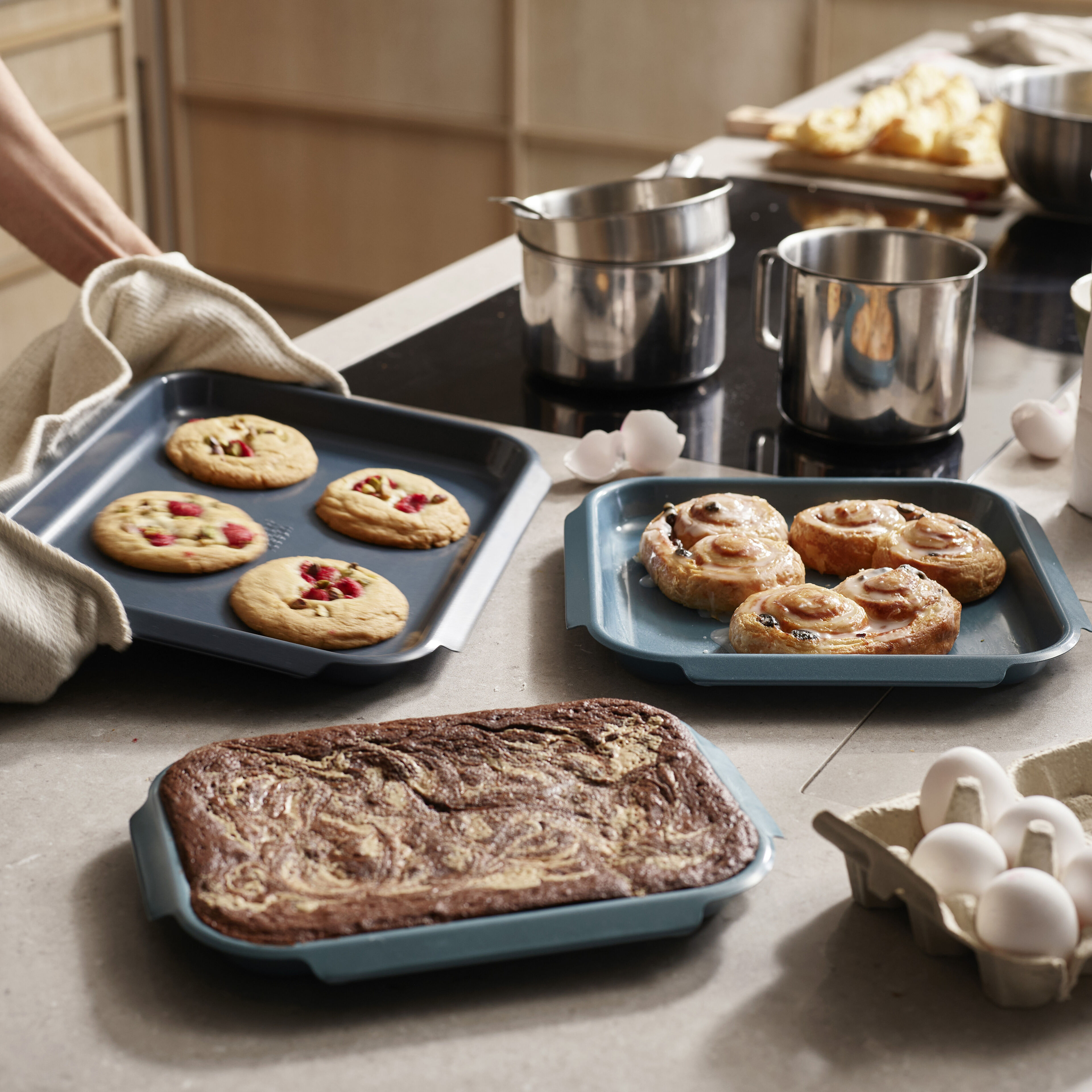 Joseph Joseph Nest Bake Bakrebrett small, blå