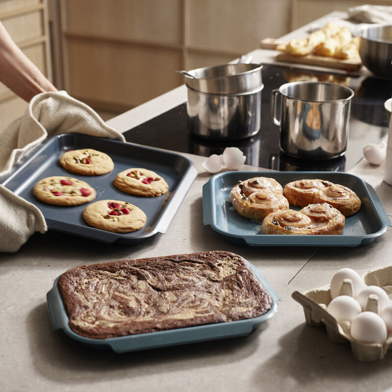 Joseph Joseph Nest Bake Bakrebrett small, blå