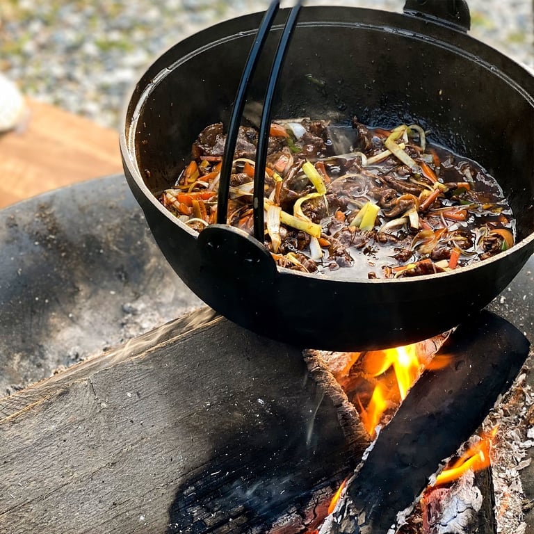 Valurauta-astia, jossa on uunikansi ja puukansi, Ø 24 cm, 2,7 litraa