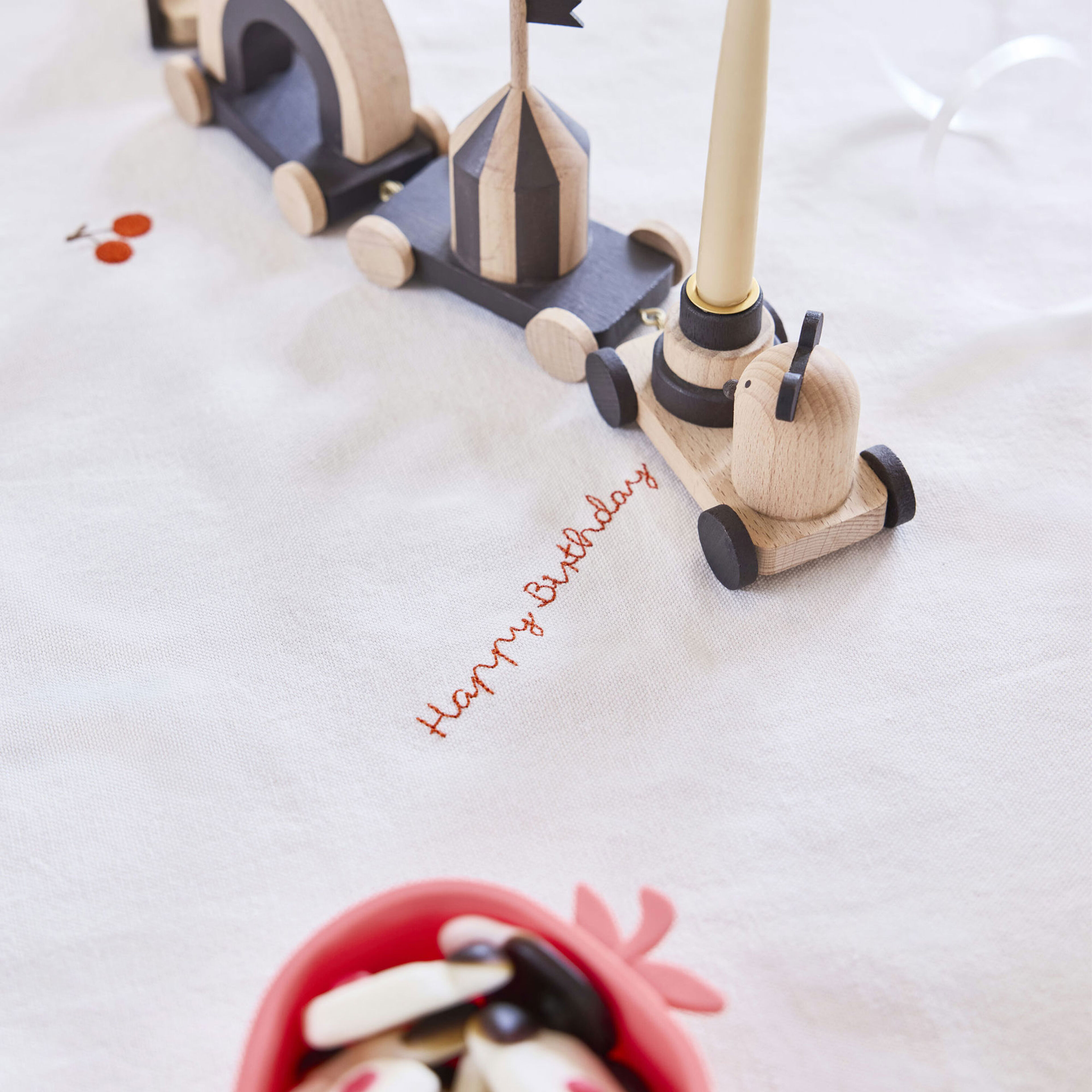 Birthday bordsduk 160 x 160 cm