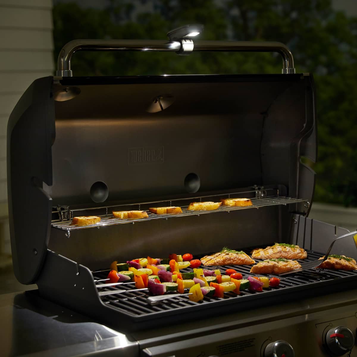 Valaisin kaasugrillin