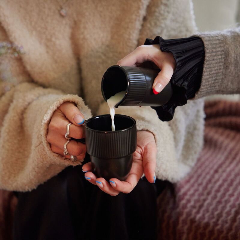 Inka maitokannu, musta