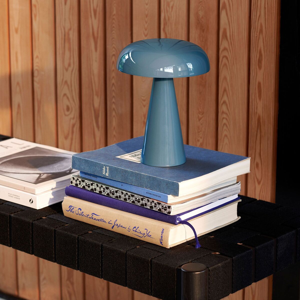 AndTradition Som SC53 bærbar lampe, stenblå