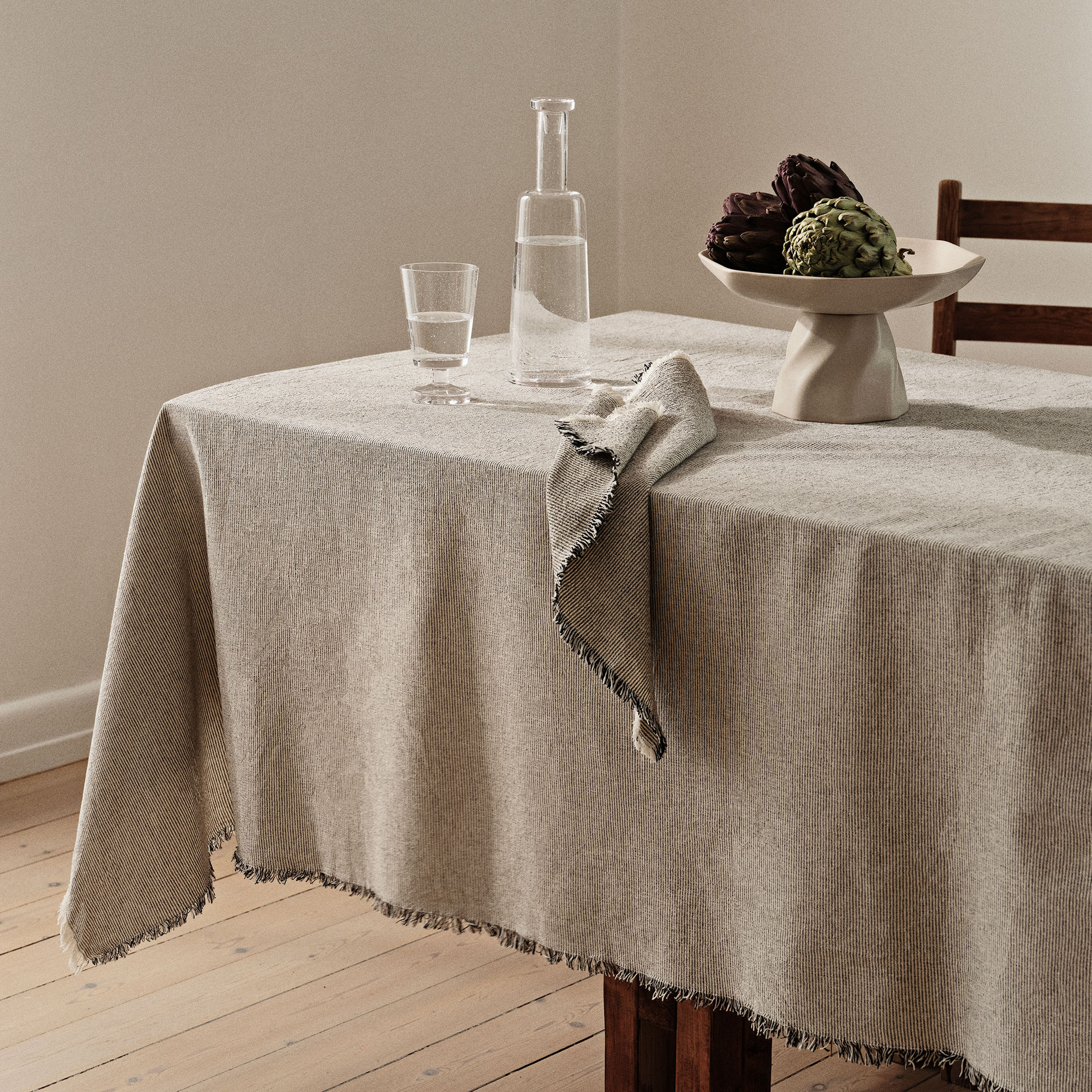 Elouise bordsduk 200x160 cm, svart/offwhite