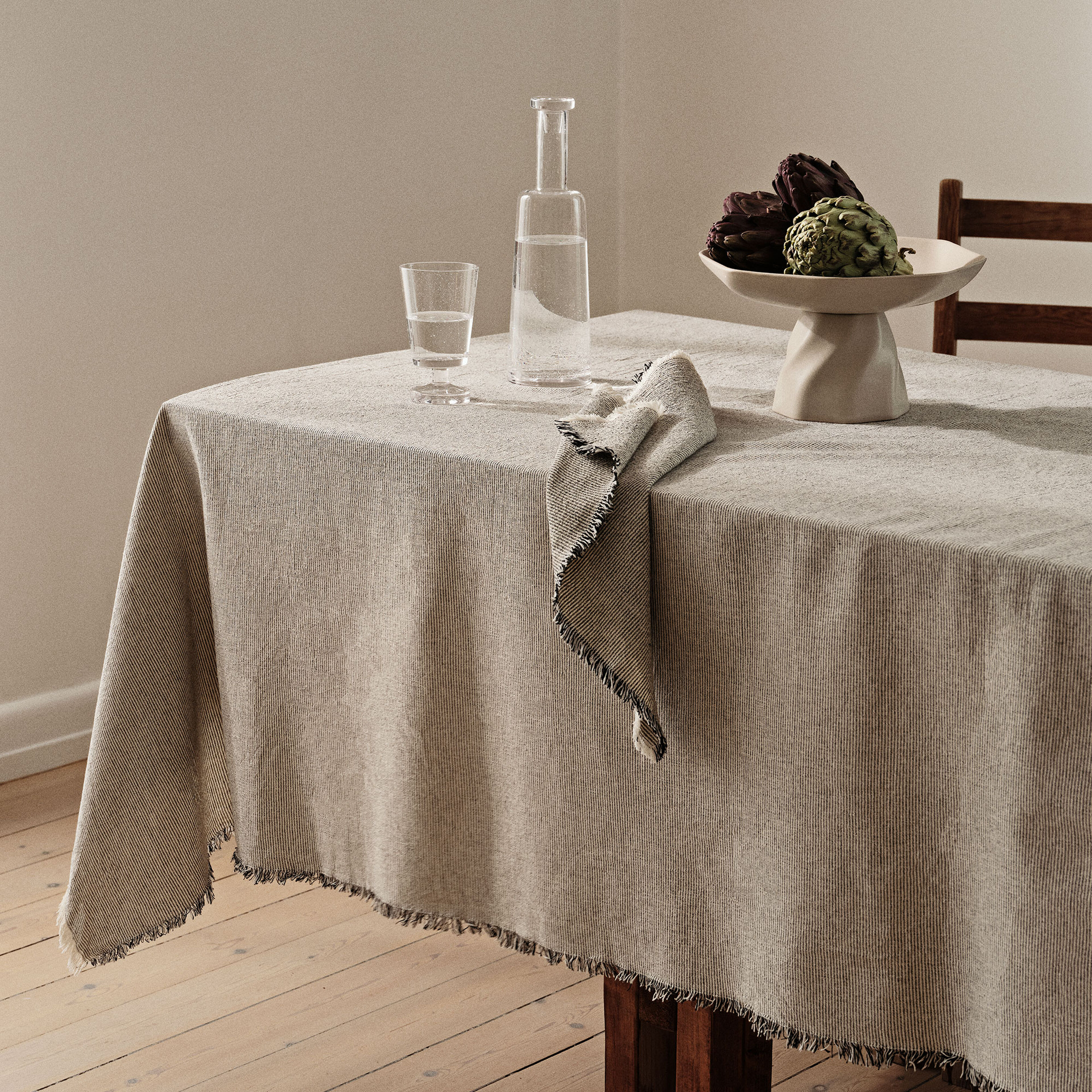 Elouise bordsduk 300x160 cm, svart/offwhite