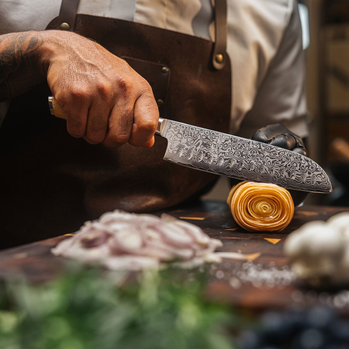 Akio Svart Santoku-veitsi Oliivihiottu 18 cm, musta