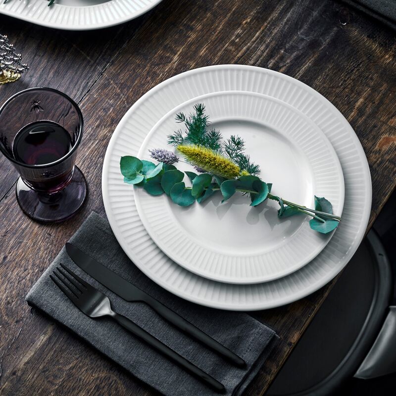 Hvid Plissé tallerken, Ø 26 cm.