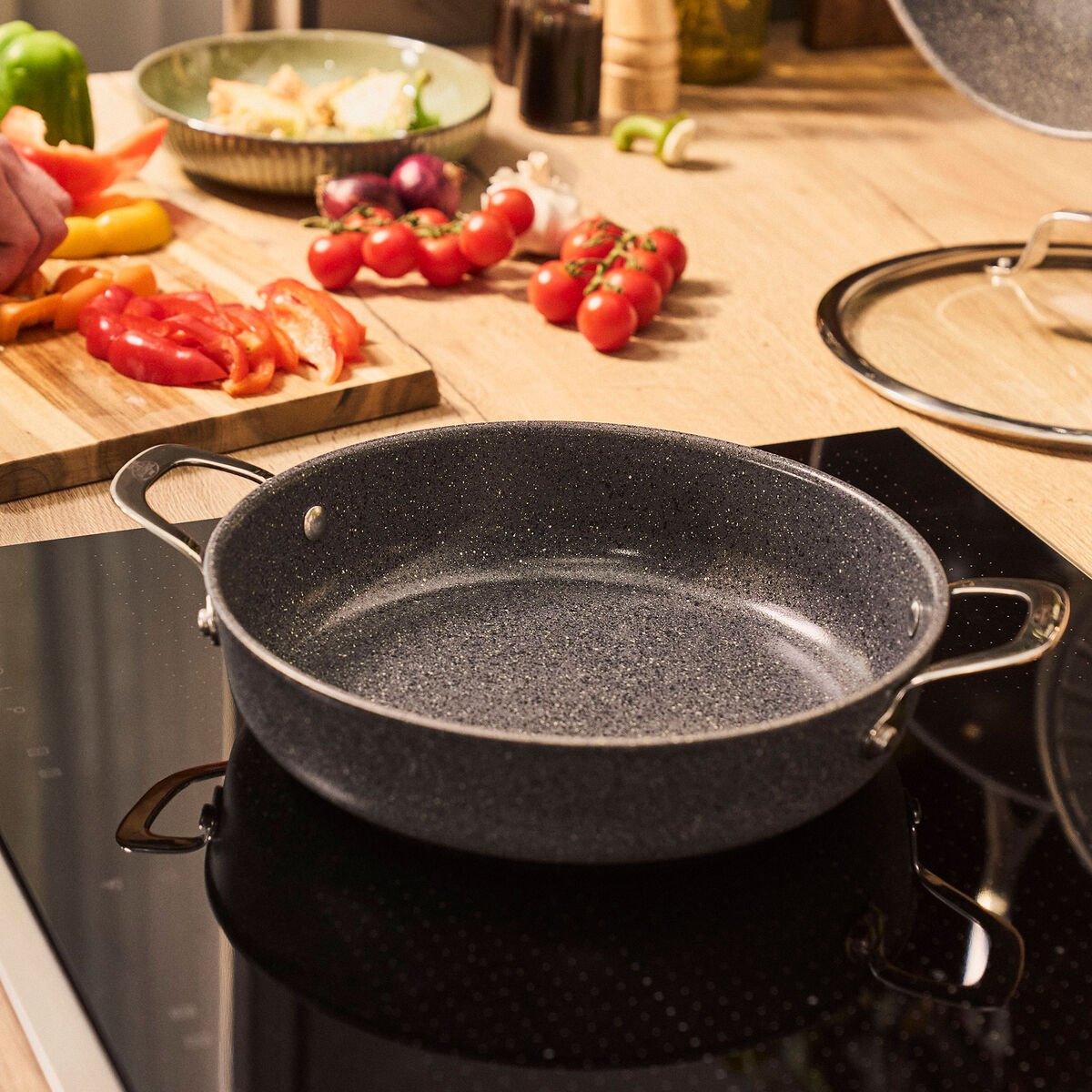 Salina tarjoilupannu kannella 28 cm, alumiini