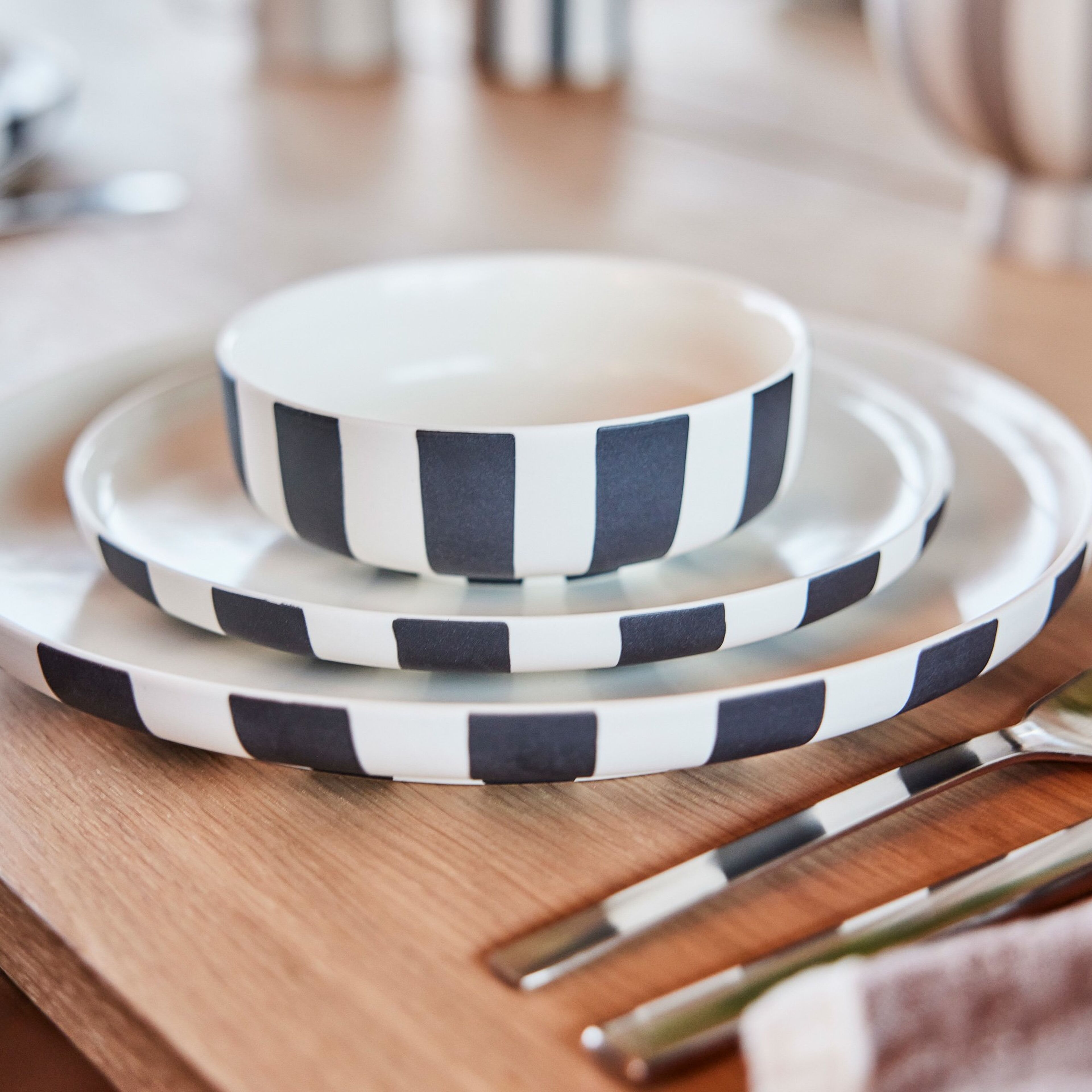 oyoy-toppu-middagstallerken-oe26-5-hvid-sort-l301196-60892-3