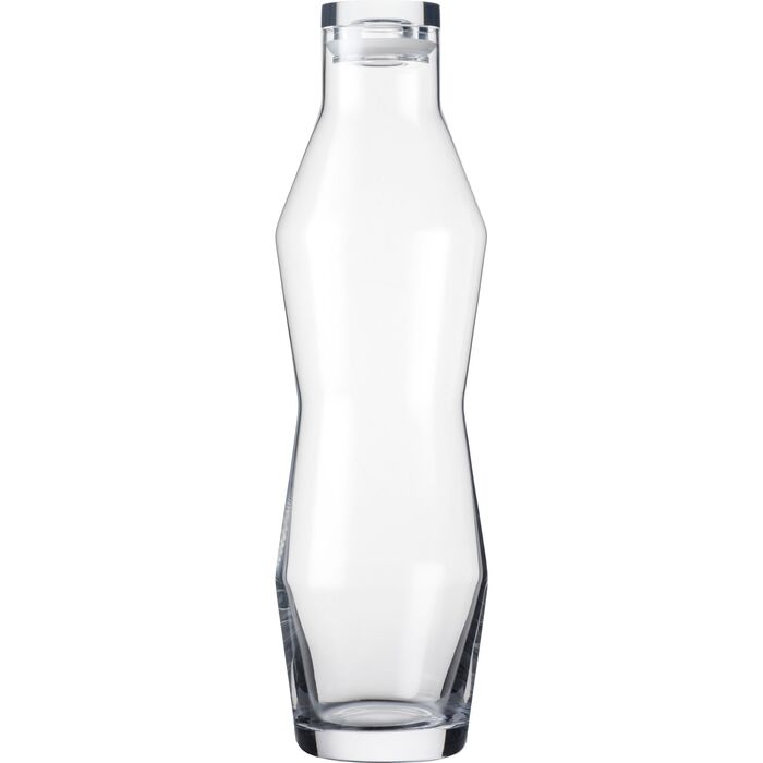Høj karaffel i klart glas med buet, indsnævret midte og et lavt låg i klart glas, på hvid bund