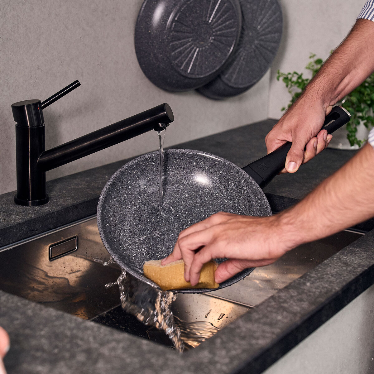 Terreno Plus sauterpande med glaslåg 28 cm, aluminium