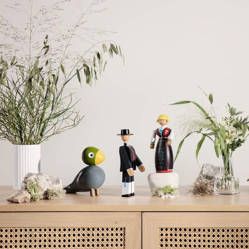 Norsk bunad-kvinna, svart/röd/vit