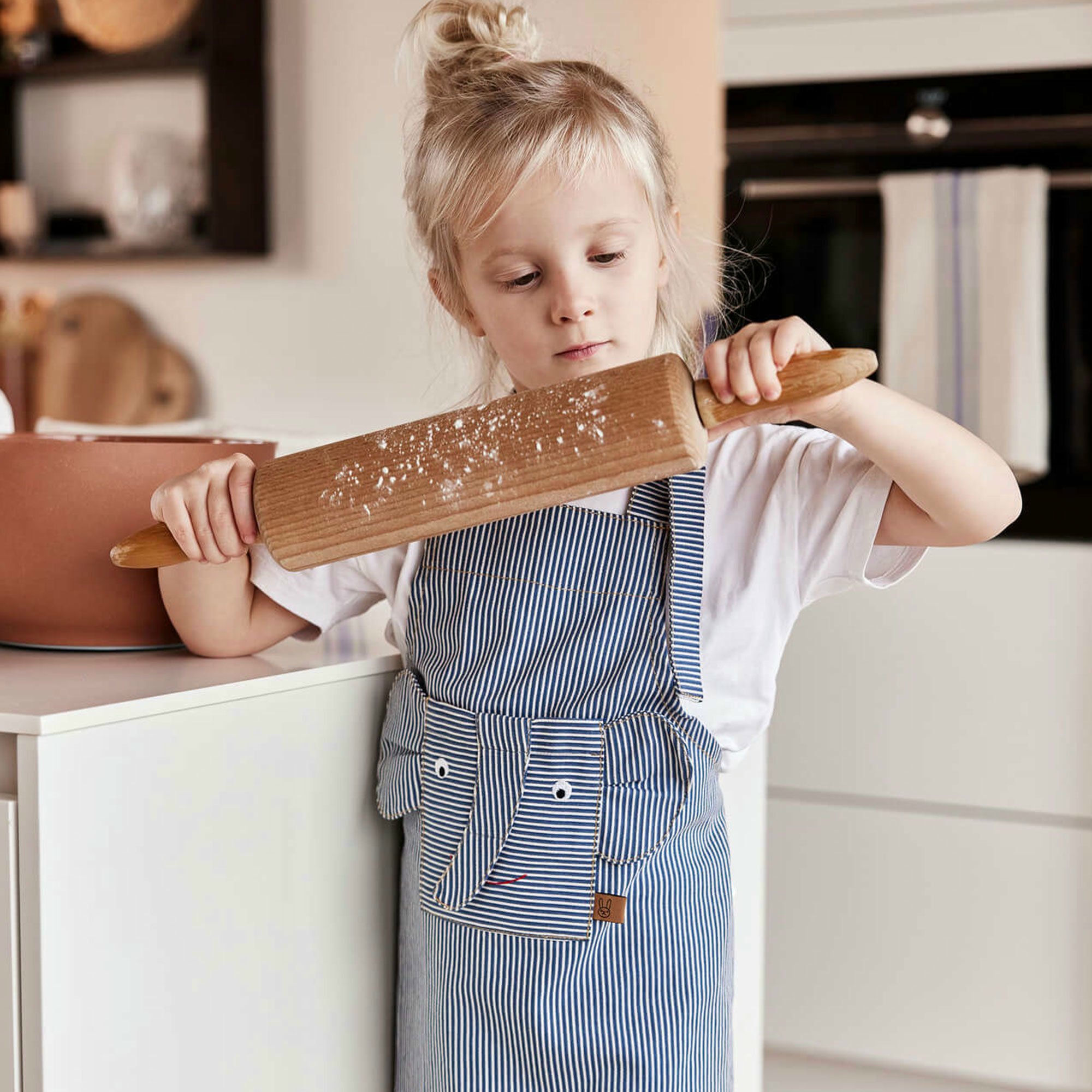 Alternativ bild 1 för OYOY MINI - Striped Denim Elephant Apron - Förkläde - Blue - L:56 x W:44 cm