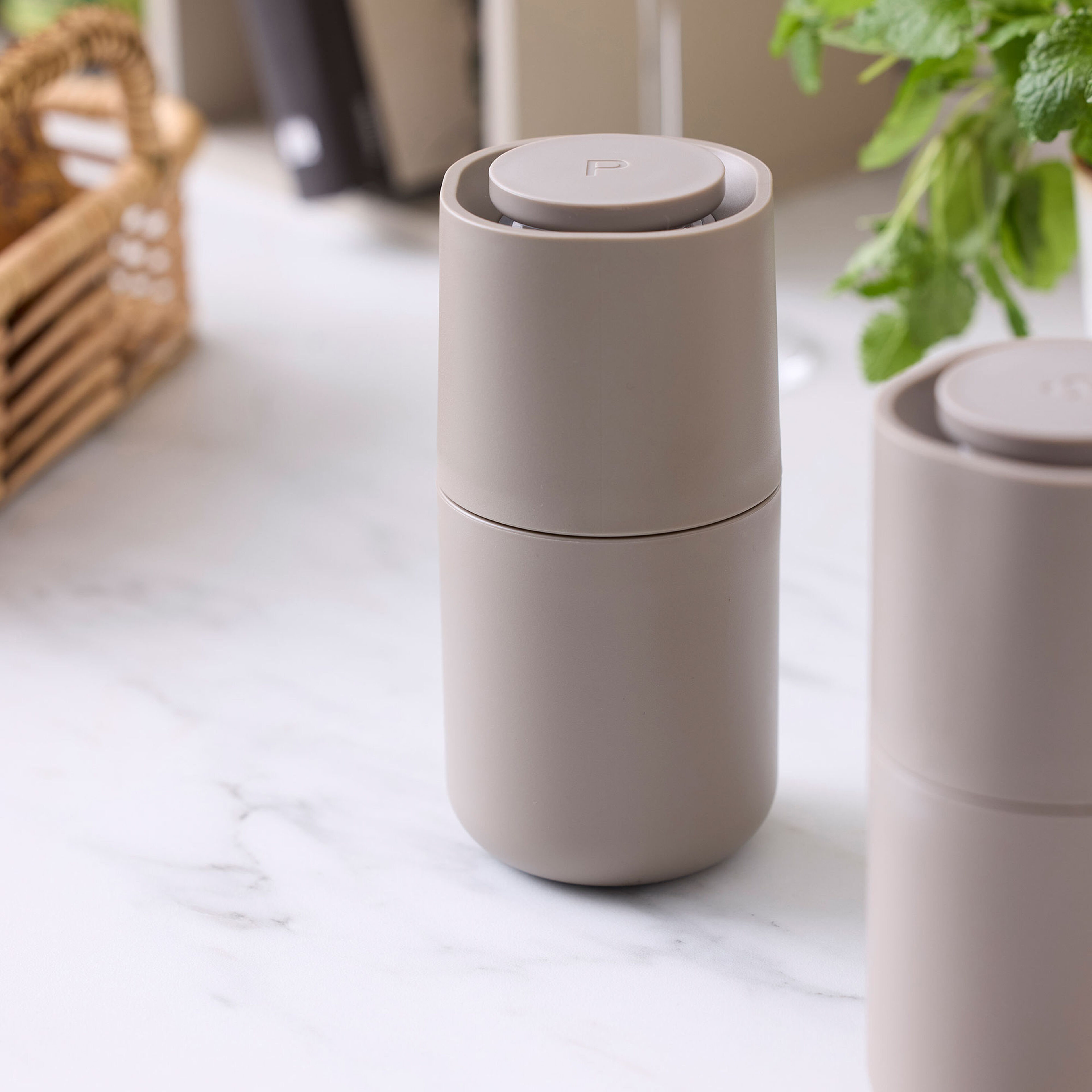 Agnes saltkvarn 14 cm, earth grey