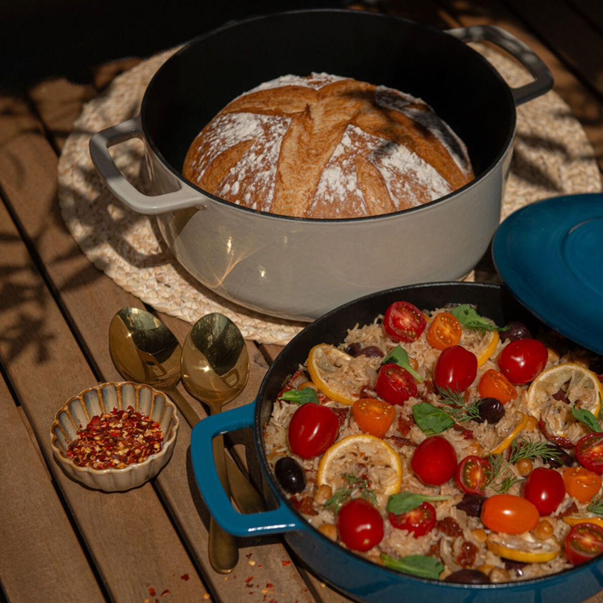 Valurautapata kannella 24 cm/3,8 litraa, hiekka