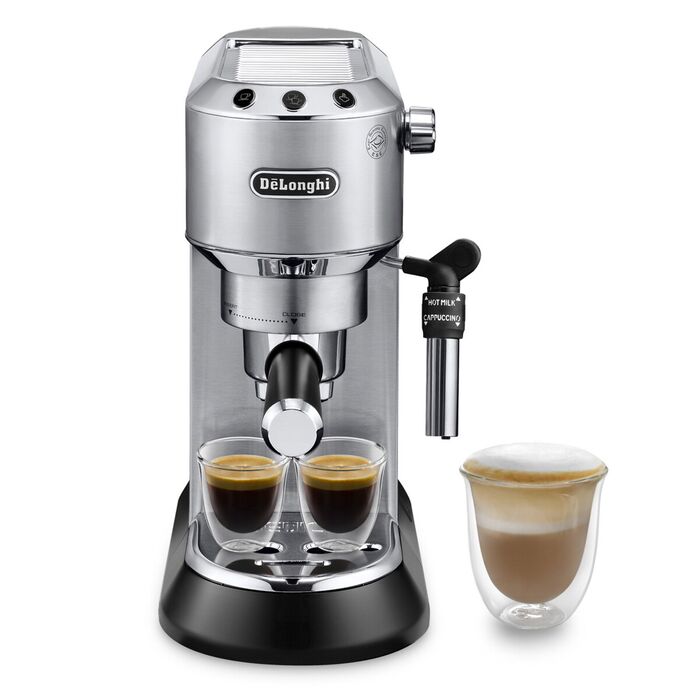 Slank espressomaskine i børstet stål med sort bundplade, filterholder med to udløb og sort dampdyse, med to små glas espresso på drypbakken og et højt latteglas ved siden af, på hvid bund