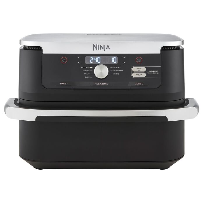 Sort Ninja Foodi airfryer med sølvfarvet top og betjeningspanel på hvid bund