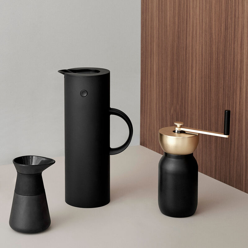 Theo-maitokannu, musta