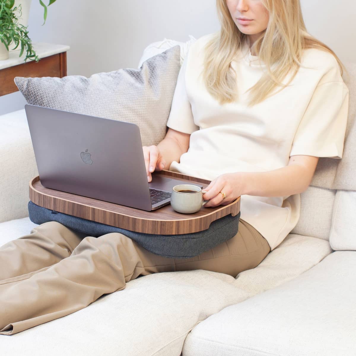 CurveLine Laptray knäbricka med anti-slip, large, valnöt