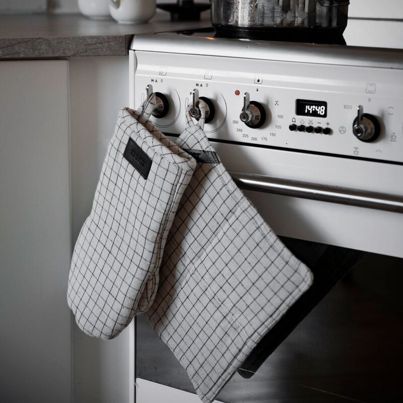 Rutig grytlapp 25 cm, beige/svart