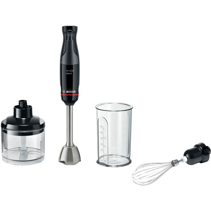 Sort stavblender med rustfri blenderfod stående i midten, og ved siden af en minihakker med klar skål, et måleglas med skala og en ballonpisker, på hvid bund