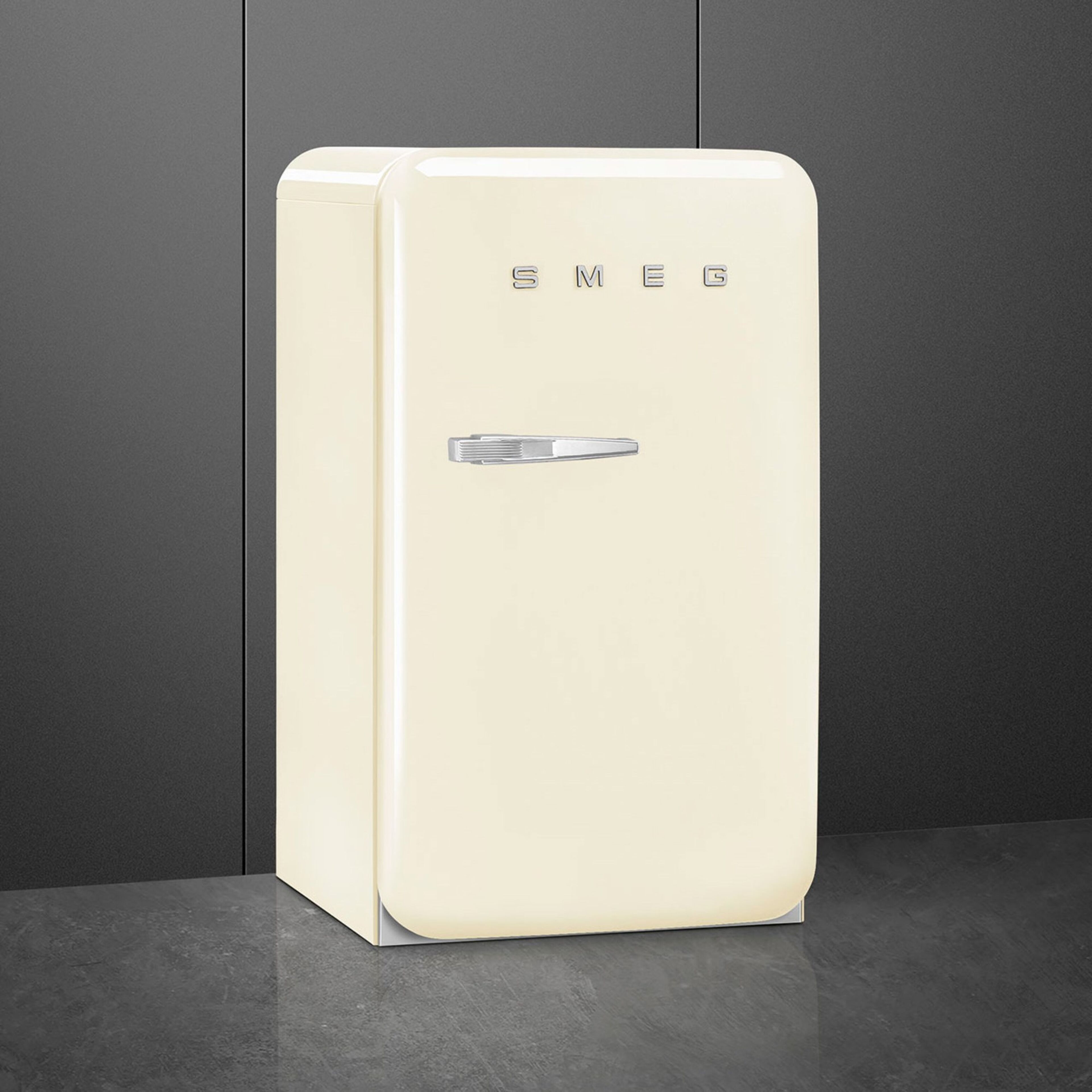 smeg-fab10hrbl6-koeleskab-med-flaskeopbevaring-creme-fab10hrcr6-65933-8