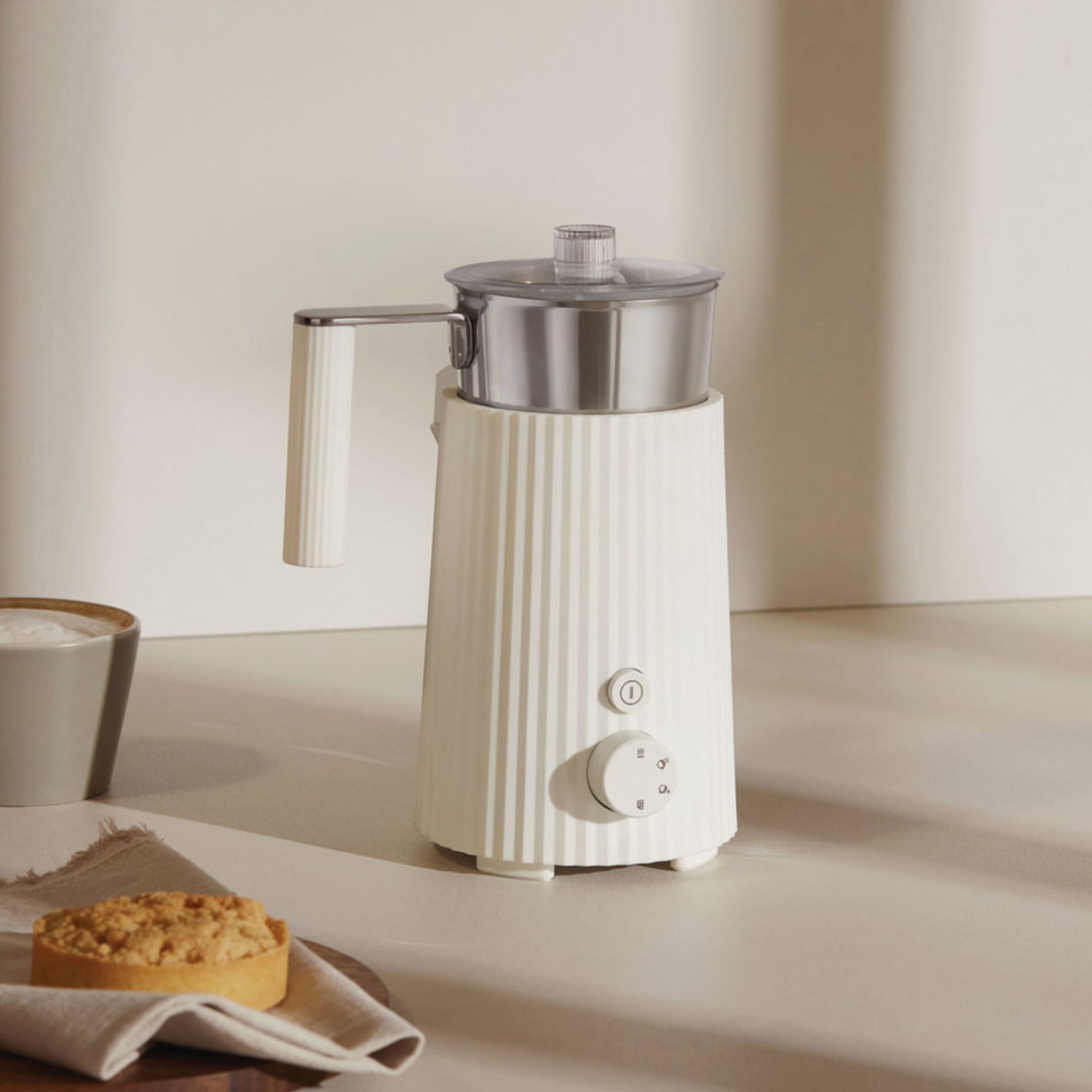 alessi-plisse-multi-function-maelkeskummer-til-induktion-hvid-mdl13-w-66202-5