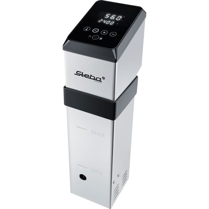 Sous vide-stav i børstet stål stående skråt, med sort betjeningstop der viser 56.0 grader og 24:00 på displayet og en bred sort ring om skaftet, på hvid bund