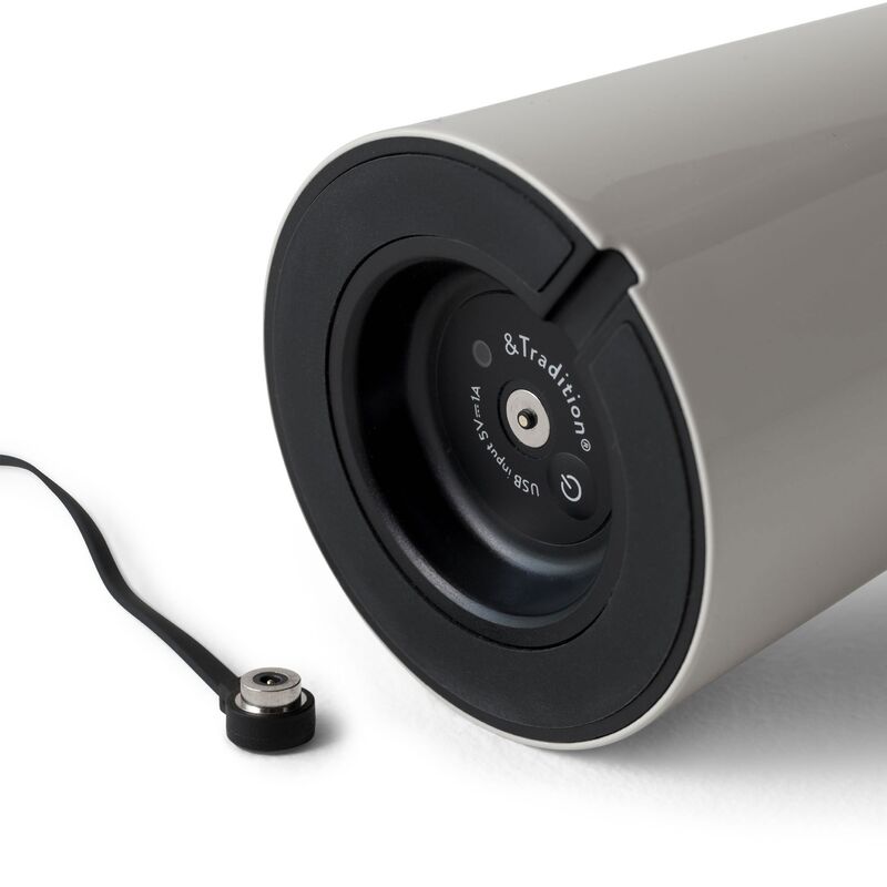 AndTradition Caret MF1 kannettava pöytävalaisin, silk grey