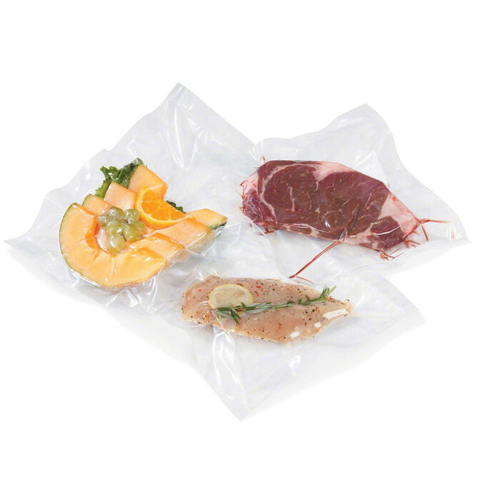 Tre lukkede vakuumposer med melon, en rå oksesteak og et kyllingebryst, på hvid baggrund