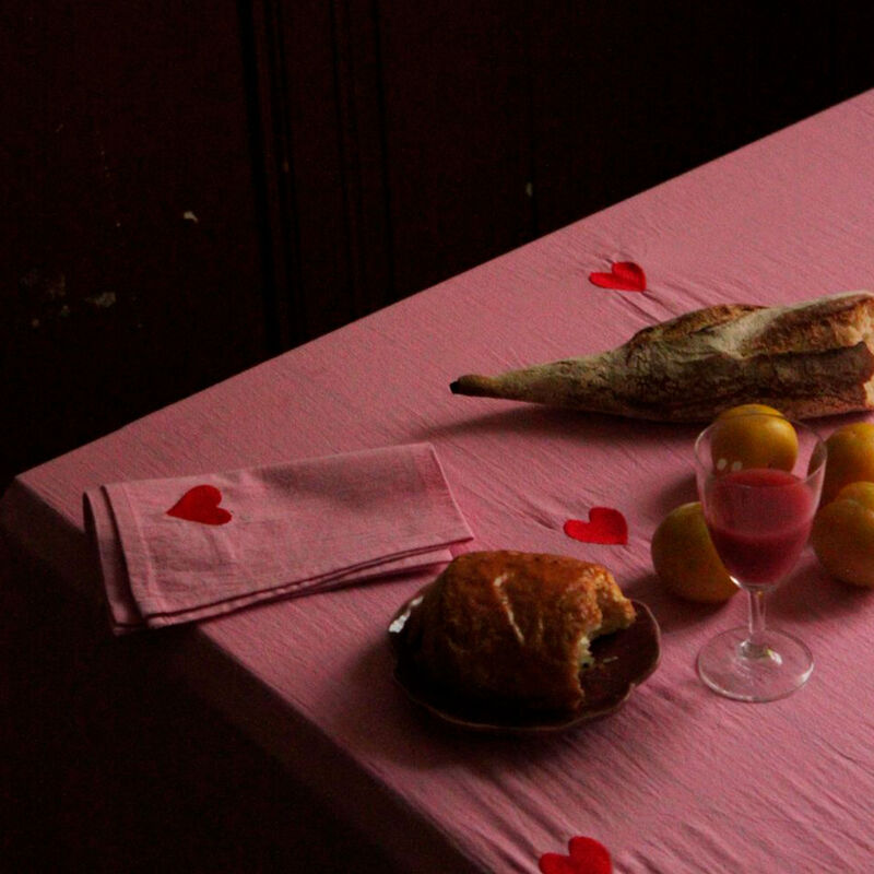 Midnatt Pink Hearts duk 330×145 cm, rosa