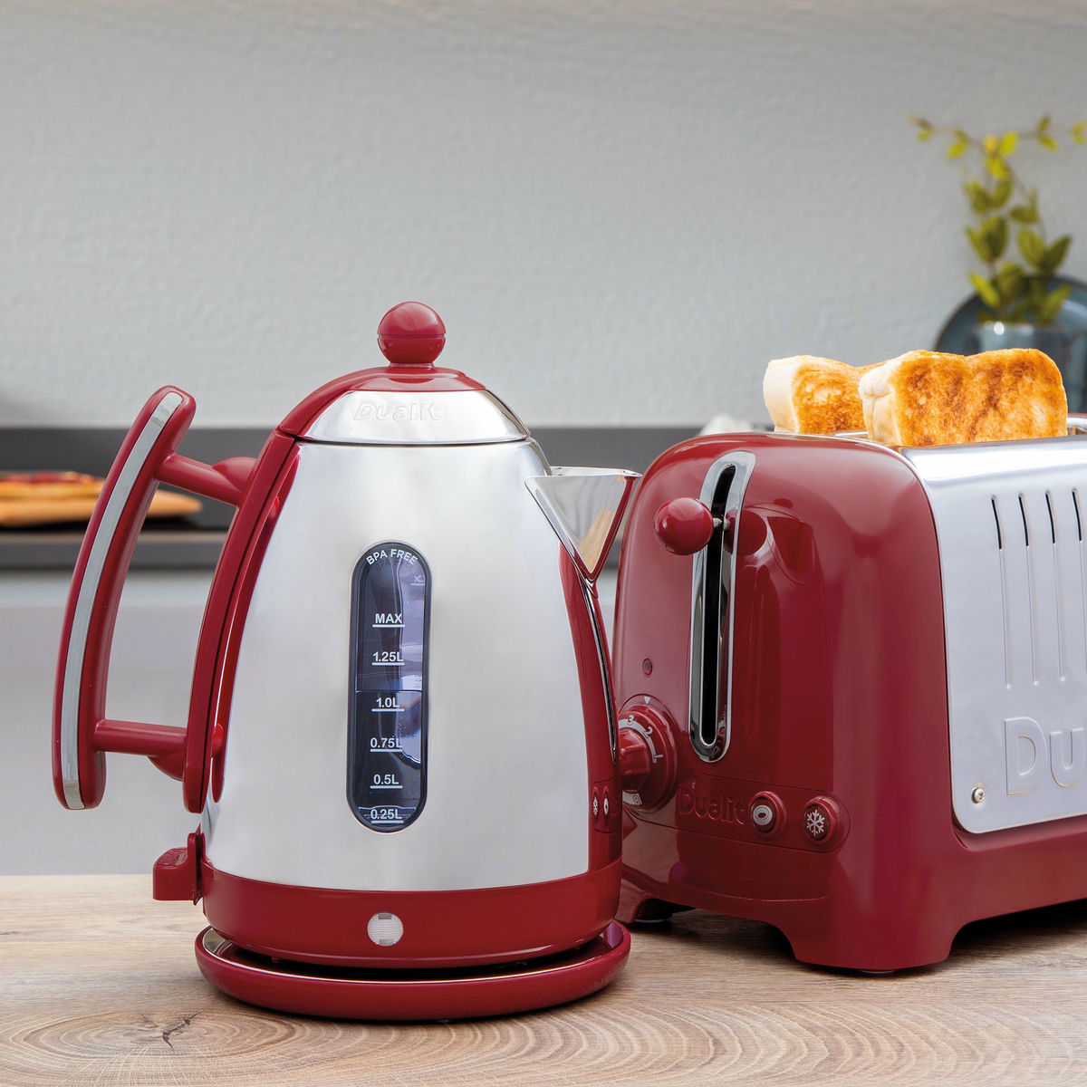 Jug vattenkokare 1,5 liter, röd/rostfritt stål