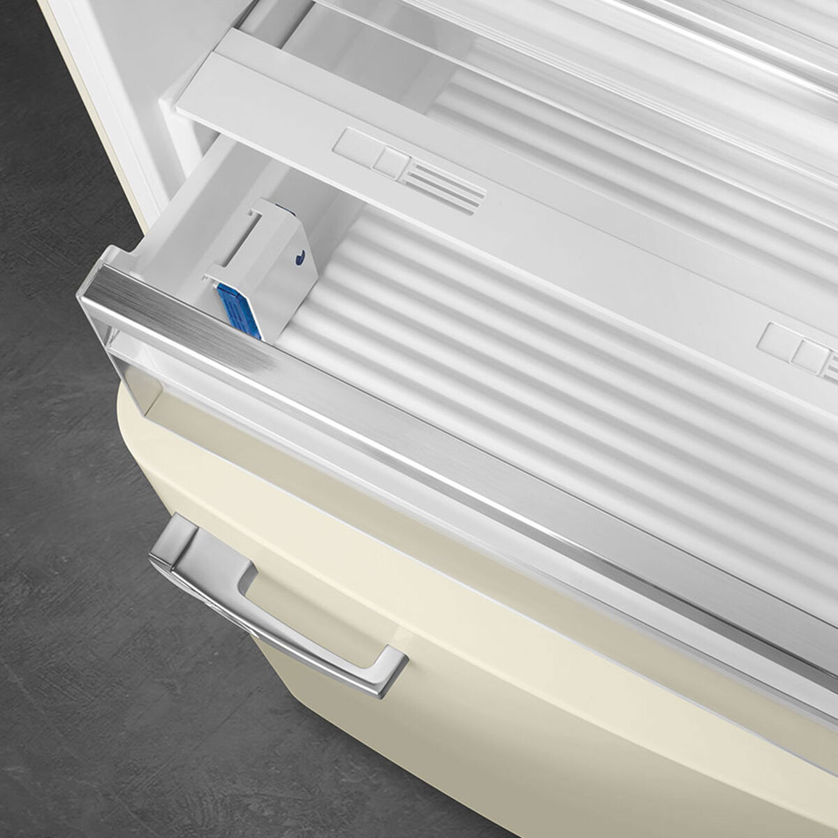 Smeg FAB38RCR6 högerhängd kyl/frys 70 cm, creme
